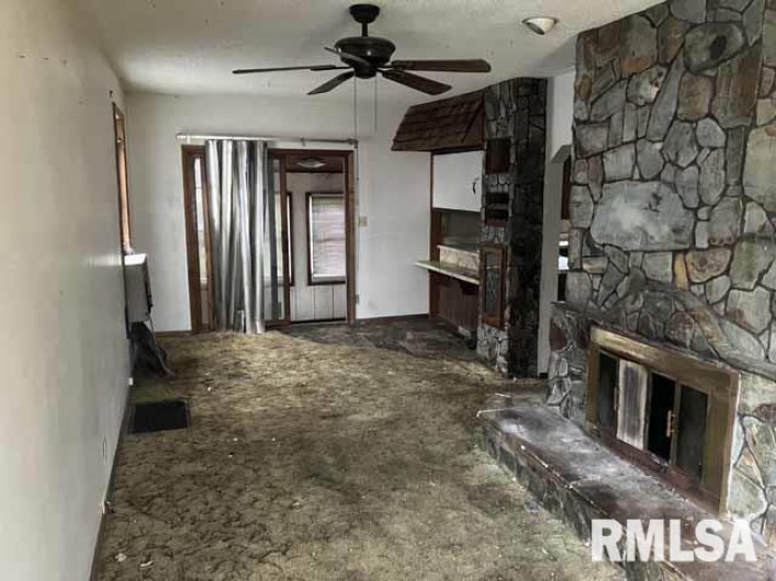 915 MADISON Street, Marion, Illinois 62959, 2 Bedrooms Bedrooms, 0 ,1 BathroomBathrooms,Residential,For Sale,MADISON,0,RMAEB460558