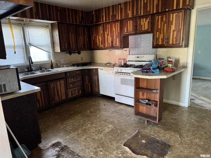 301 CALVERT Street, Marion, Illinois 62959, 3 Bedrooms Bedrooms, 0 ,0,Residential,For Sale,CALVERT,0,RMAEB460250