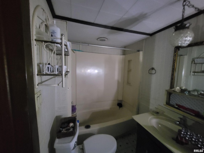 905 MONROE Street, Herrin, Illinois 62948, 3 Bedrooms Bedrooms, 0 ,1 BathroomBathrooms,Residential,For Sale,MONROE,0,RMAEB460571