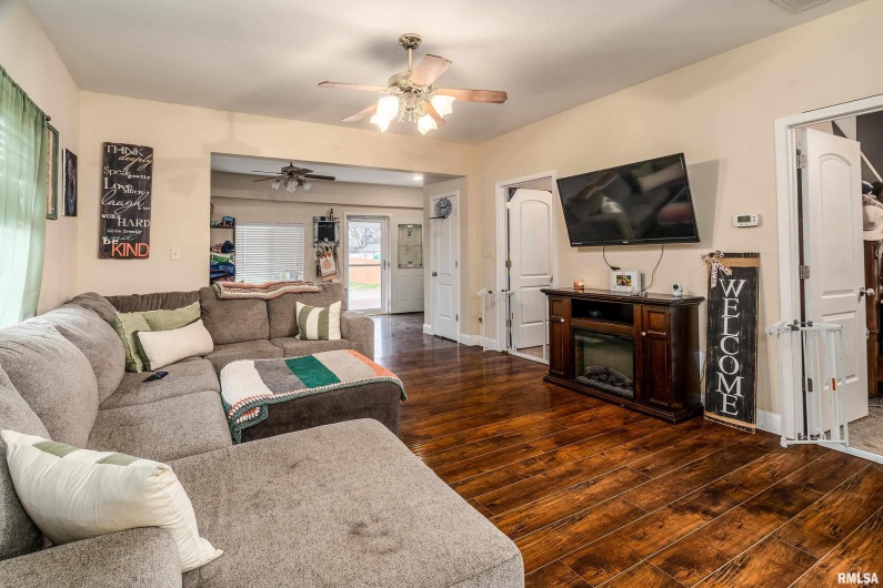 2018 CLARKE Street, Murphysboro, Illinois 62966, 2 Bedrooms Bedrooms, 0 ,1 BathroomBathrooms,Residential,For Sale,CLARKE,0,RMAEB460579