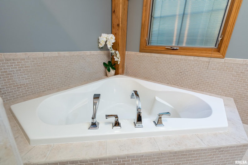 1165 Lake Shore Drive North Drive, Goreville, Illinois 62995, 4 Bedrooms Bedrooms, 0 ,3 BathroomsBathrooms,Residential,For Sale,Lake Shore Drive North,0,RMAEB460586