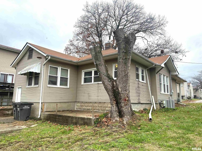 405 COLLEGE Street, Carbondale, Illinois 62901, 3 Bedrooms Bedrooms, 0 ,1 BathroomBathrooms,Residential,For Sale,COLLEGE,0,RMAEB460599