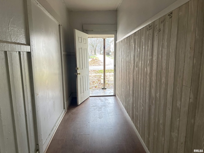 405 COLLEGE Street, Carbondale, Illinois 62901, 3 Bedrooms Bedrooms, 0 ,1 BathroomBathrooms,Residential,For Sale,COLLEGE,0,RMAEB460599