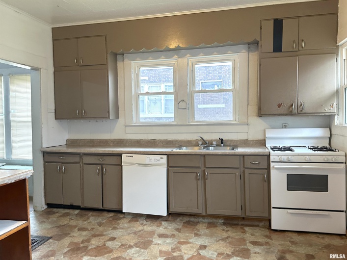 405 COLLEGE Street, Carbondale, Illinois 62901, 3 Bedrooms Bedrooms, 0 ,1 BathroomBathrooms,Residential,For Sale,COLLEGE,0,RMAEB460599