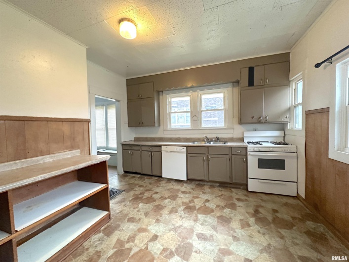 405 COLLEGE Street, Carbondale, Illinois 62901, 3 Bedrooms Bedrooms, 0 ,1 BathroomBathrooms,Residential,For Sale,COLLEGE,0,RMAEB460599