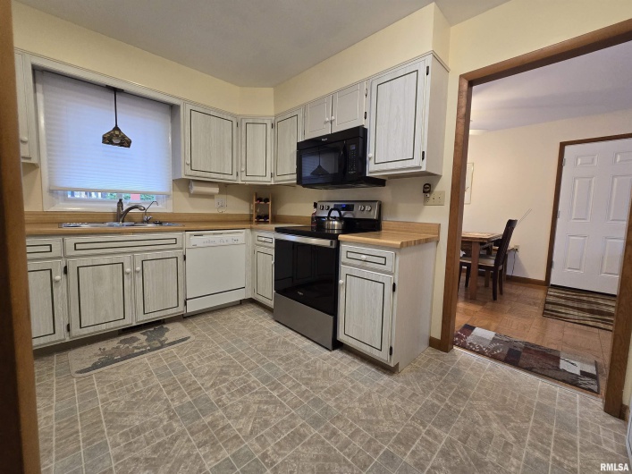 567 UNION GROVE Road, Carbondale, Illinois 62901, 3 Bedrooms Bedrooms, 0 ,3 BathroomsBathrooms,Residential,For Sale,UNION GROVE,0,RMAEB460605