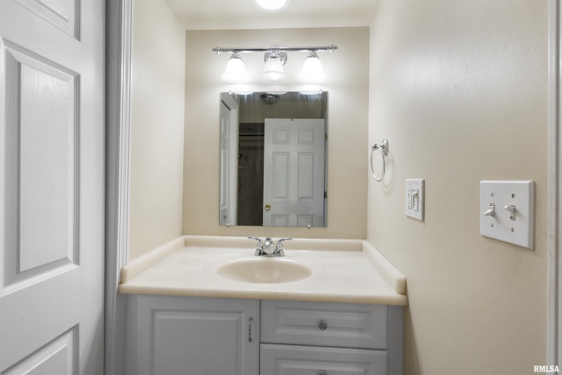 1008 OAKWOOD Lane, Marion, Illinois 62959, 3 Bedrooms Bedrooms, 0 ,2 BathroomsBathrooms,Residential,For Sale,OAKWOOD,0,RMAEB460607