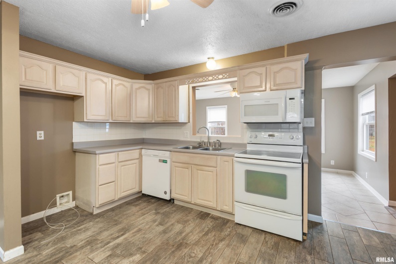 1008 OAKWOOD Lane, Marion, Illinois 62959, 3 Bedrooms Bedrooms, 0 ,2 BathroomsBathrooms,Residential,For Sale,OAKWOOD,0,RMAEB460607