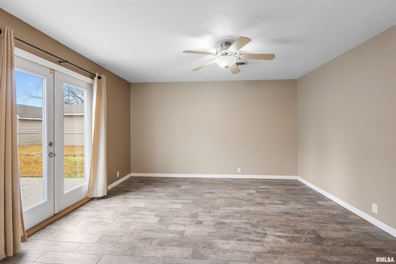 1008 OAKWOOD Lane, Marion, Illinois 62959, 3 Bedrooms Bedrooms, 0 ,2 BathroomsBathrooms,Residential,For Sale,OAKWOOD,0,RMAEB460607