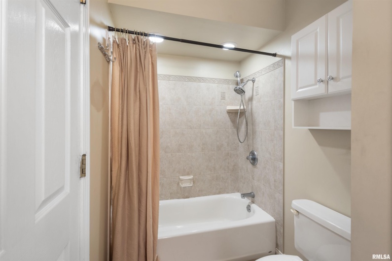 1008 OAKWOOD Lane, Marion, Illinois 62959, 3 Bedrooms Bedrooms, 0 ,2 BathroomsBathrooms,Residential,For Sale,OAKWOOD,0,RMAEB460607