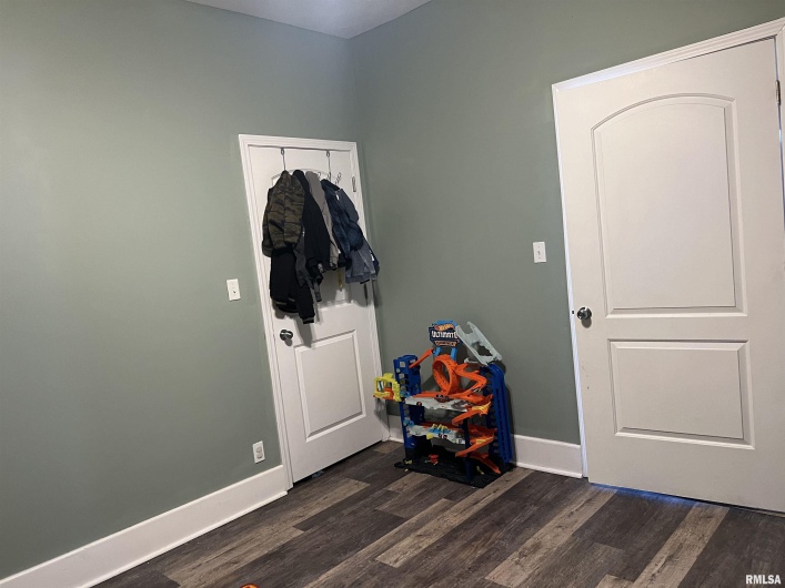 605 Follis Avenue, Johnston City, Illinois 62951, 3 Bedrooms Bedrooms, 0 ,2 BathroomsBathrooms,Residential,For Sale,Follis,0,RMAQC4269697