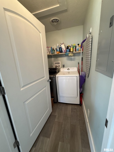 605 Follis Avenue, Johnston City, Illinois 62951, 3 Bedrooms Bedrooms, 0 ,2 BathroomsBathrooms,Residential,For Sale,Follis,0,RMAQC4269697