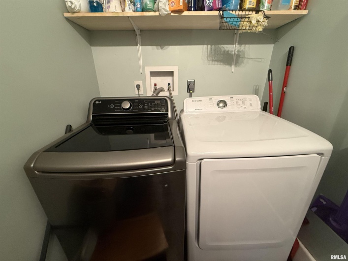 605 Follis Avenue, Johnston City, Illinois 62951, 3 Bedrooms Bedrooms, 0 ,2 BathroomsBathrooms,Residential,For Sale,Follis,0,RMAQC4269697