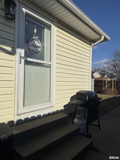 605 Follis Avenue, Johnston City, Illinois 62951, 3 Bedrooms Bedrooms, 0 ,2 BathroomsBathrooms,Residential,For Sale,Follis,0,RMAQC4269697