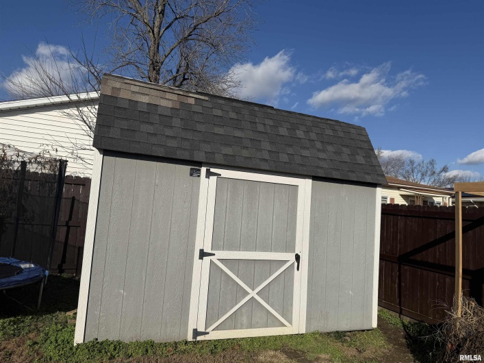 605 Follis Avenue, Johnston City, Illinois 62951, 3 Bedrooms Bedrooms, 0 ,2 BathroomsBathrooms,Residential,For Sale,Follis,0,RMAQC4269697