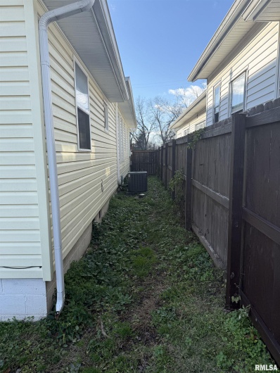 605 Follis Avenue, Johnston City, Illinois 62951, 3 Bedrooms Bedrooms, 0 ,2 BathroomsBathrooms,Residential,For Sale,Follis,0,RMAQC4269697