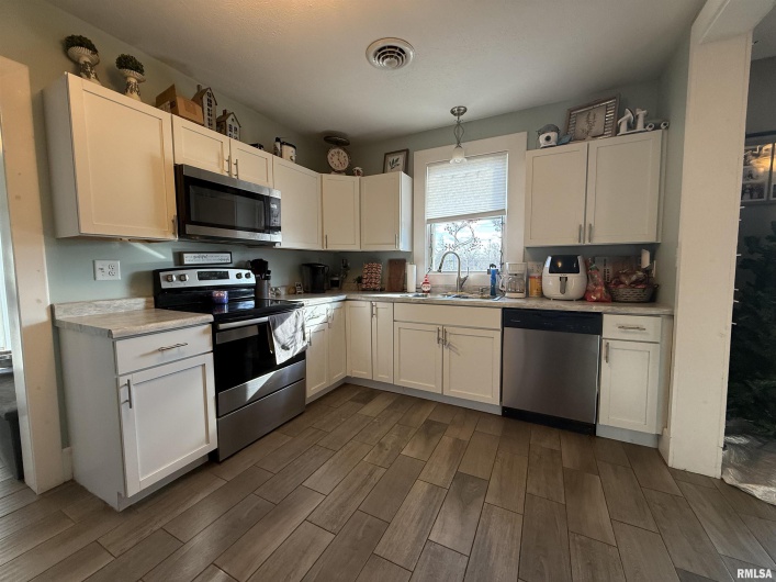 605 Follis Avenue, Johnston City, Illinois 62951, 3 Bedrooms Bedrooms, 0 ,2 BathroomsBathrooms,Residential,For Sale,Follis,0,RMAQC4269697