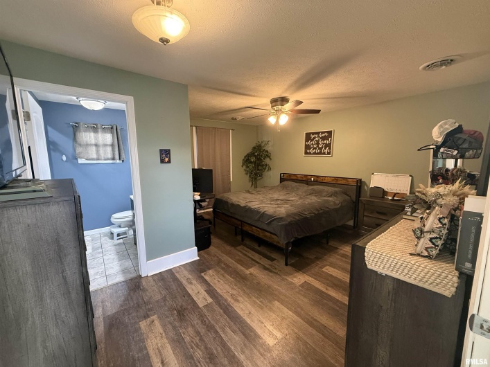 605 Follis Avenue, Johnston City, Illinois 62951, 3 Bedrooms Bedrooms, 0 ,2 BathroomsBathrooms,Residential,For Sale,Follis,0,RMAQC4269697