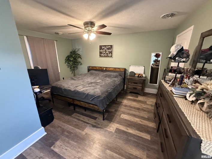 605 Follis Avenue, Johnston City, Illinois 62951, 3 Bedrooms Bedrooms, 0 ,2 BathroomsBathrooms,Residential,For Sale,Follis,0,RMAQC4269697