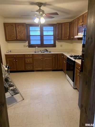 1109 PARK Avenue, Herrin, Illinois 62948, 3 Bedrooms Bedrooms, 0 ,2 BathroomsBathrooms,Residential,For Sale,PARK,0,RMAQC4269707