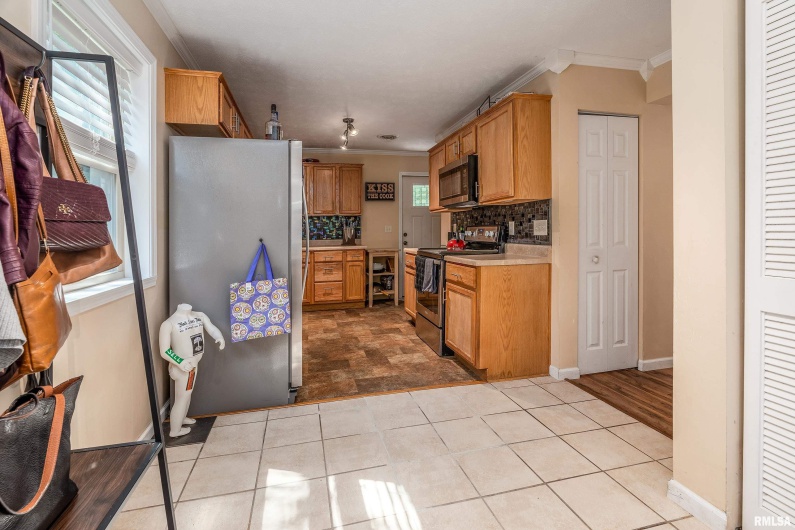 701 CAMPUS Drive, Carbondale, Illinois 62901, 3 Bedrooms Bedrooms, 0 ,2 BathroomsBathrooms,Residential,For Sale,CAMPUS,0,RMAEB459237