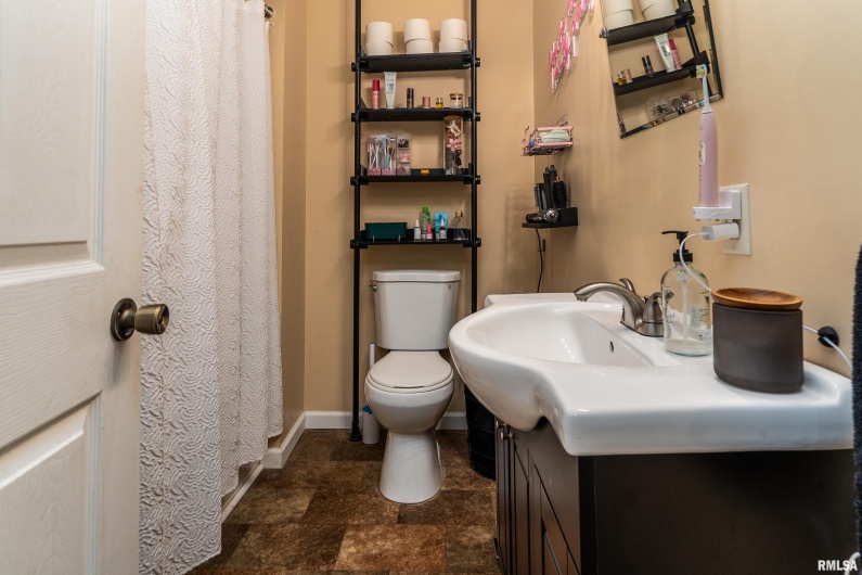 701 CAMPUS Drive, Carbondale, Illinois 62901, 3 Bedrooms Bedrooms, 0 ,2 BathroomsBathrooms,Residential,For Sale,CAMPUS,0,RMAEB459237