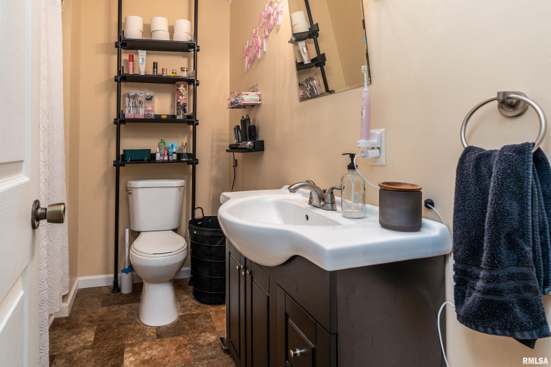 701 CAMPUS Drive, Carbondale, Illinois 62901, 3 Bedrooms Bedrooms, 0 ,2 BathroomsBathrooms,Residential,For Sale,CAMPUS,0,RMAEB459237