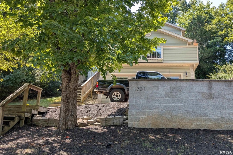 701 CAMPUS Drive, Carbondale, Illinois 62901, 3 Bedrooms Bedrooms, 0 ,2 BathroomsBathrooms,Residential,For Sale,CAMPUS,0,RMAEB459237