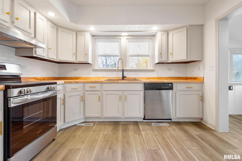 1510 DIVISION Street, Carterville, Illinois 62918, 2 Bedrooms Bedrooms, 0 ,2 BathroomsBathrooms,Residential,For Sale,DIVISION,0,RMAQC4269709