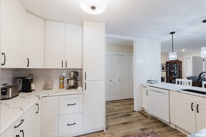 100 Prairie Road, Carterville, Illinois 62918, 3 Bedrooms Bedrooms, 0 ,2 BathroomsBathrooms,Residential,For Sale,Prairie,0,RMAEB460631