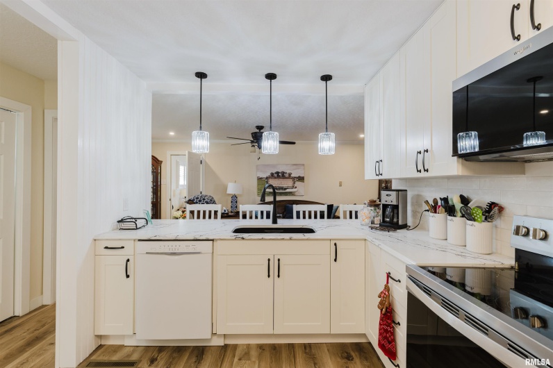 100 Prairie Road, Carterville, Illinois 62918, 3 Bedrooms Bedrooms, 0 ,2 BathroomsBathrooms,Residential,For Sale,Prairie,0,RMAEB460631