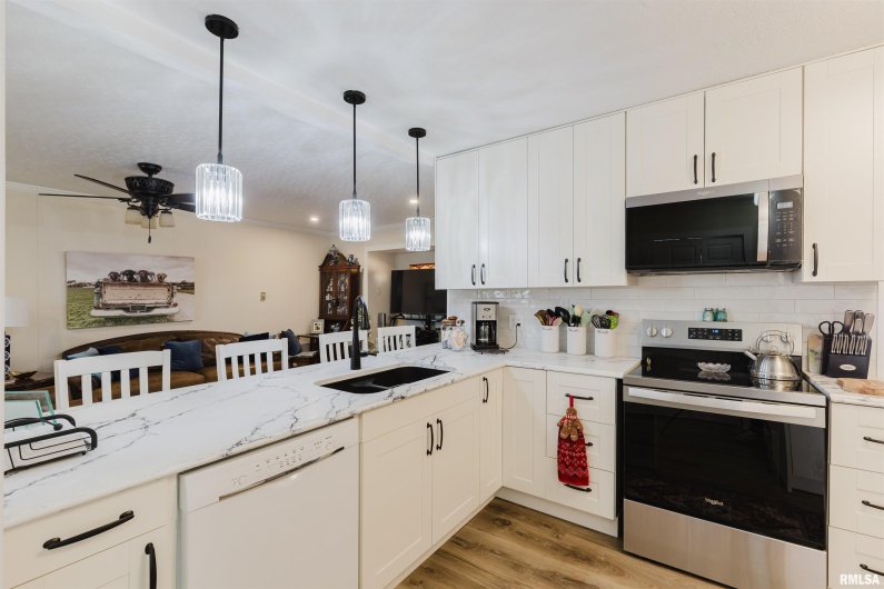 100 Prairie Road, Carterville, Illinois 62918, 3 Bedrooms Bedrooms, 0 ,2 BathroomsBathrooms,Residential,For Sale,Prairie,0,RMAEB460631