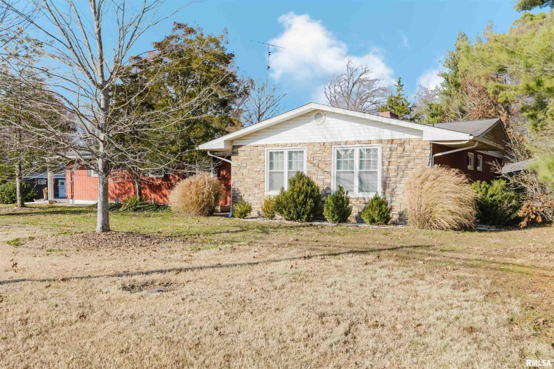 100 Prairie Road, Carterville, Illinois 62918, 3 Bedrooms Bedrooms, 0 ,2 BathroomsBathrooms,Residential,For Sale,Prairie,0,RMAEB460631