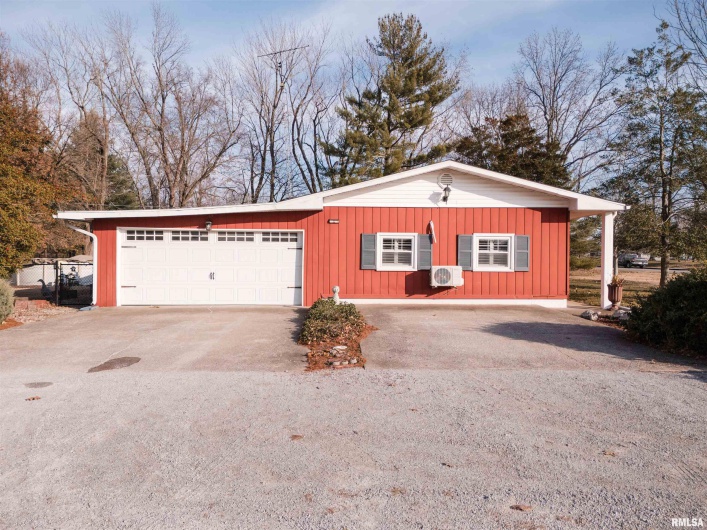 100 Prairie Road, Carterville, Illinois 62918, 3 Bedrooms Bedrooms, 0 ,2 BathroomsBathrooms,Residential,For Sale,Prairie,0,RMAEB460631