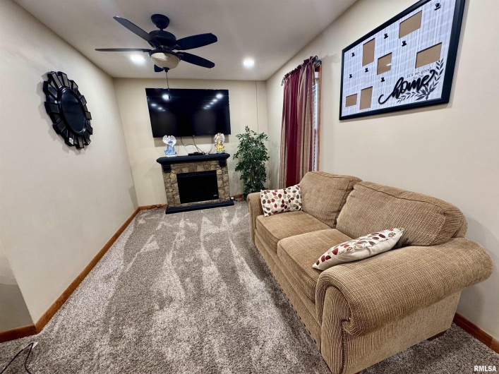 216 HUBBARD Avenue, Goreville, Illinois 62939, 2 Bedrooms Bedrooms, 0 ,1 BathroomBathrooms,Residential,For Sale,HUBBARD,0,RMAQC4269750