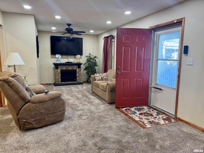 216 HUBBARD Avenue, Goreville, Illinois 62939, 2 Bedrooms Bedrooms, 0 ,1 BathroomBathrooms,Residential,For Sale,HUBBARD,0,RMAQC4269750