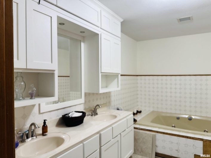 111 Stork Street, Anna, Illinois 62906-0000, 3 Bedrooms Bedrooms, 0 ,2 BathroomsBathrooms,Residential,For Sale,Stork,0,RMAEB457785