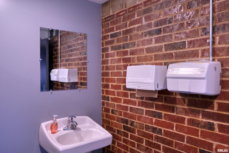 101 MONROE Street, Carbondale, Illinois 62901, 0 , 0 ,0,Commercial Sale,For Sale,MONROE,0,RMAEB460589