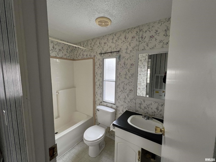 112 Old Marion Road, Goreville, Illinois 62939, 2 Bedrooms Bedrooms, 0 ,2 BathroomsBathrooms,Residential,For Sale,Old Marion,0,RMAEB460648