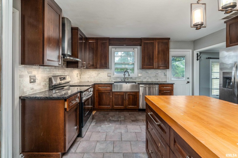 3000 KENT Street, Carbondale, Illinois 62901, 5 Bedrooms Bedrooms, 0 ,3 BathroomsBathrooms,Residential,For Sale,KENT,0,RMAEB459866