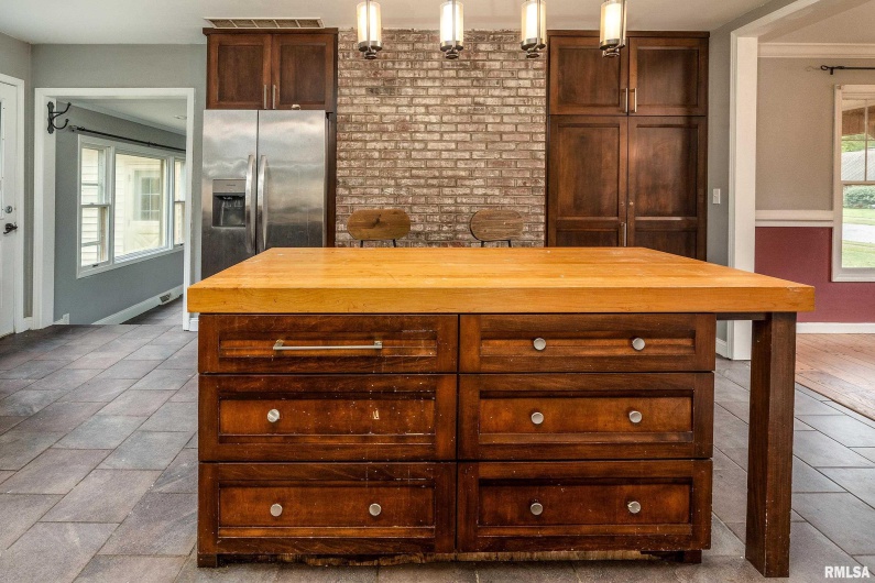 3000 KENT Street, Carbondale, Illinois 62901, 5 Bedrooms Bedrooms, 0 ,3 BathroomsBathrooms,Residential,For Sale,KENT,0,RMAEB459866