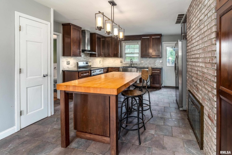 3000 KENT Street, Carbondale, Illinois 62901, 5 Bedrooms Bedrooms, 0 ,3 BathroomsBathrooms,Residential,For Sale,KENT,0,RMAEB459866