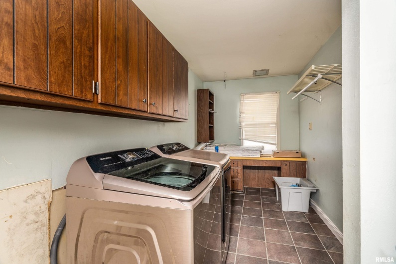 3000 KENT Street, Carbondale, Illinois 62901, 5 Bedrooms Bedrooms, 0 ,3 BathroomsBathrooms,Residential,For Sale,KENT,0,RMAEB459866