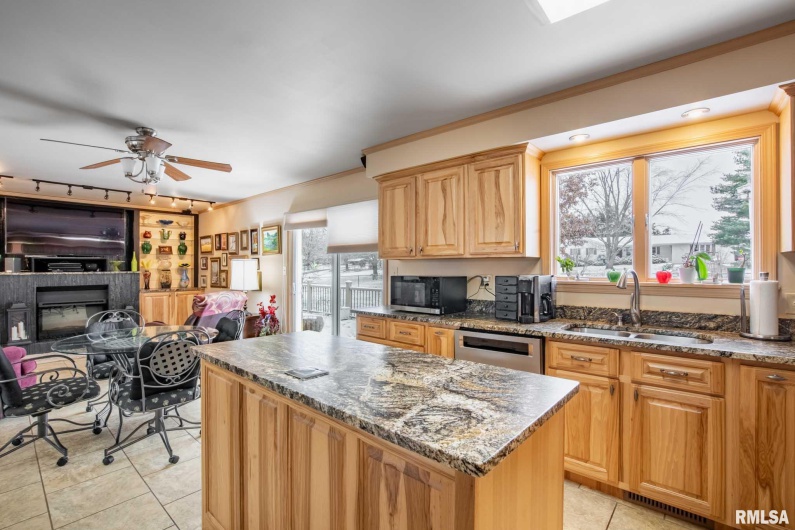 105 Woodlake Lane, Eldorado, Illinois 62930, 3 Bedrooms Bedrooms, 0 ,2 BathroomsBathrooms,Residential,For Sale,Woodlake,0,RMAEB460662