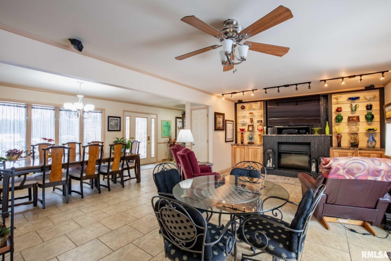 105 Woodlake Lane, Eldorado, Illinois 62930, 3 Bedrooms Bedrooms, 0 ,2 BathroomsBathrooms,Residential,For Sale,Woodlake,0,RMAEB460662