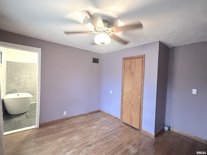 1206 Chautauqua Street, Carbondale, Illinois 62901, 3 Bedrooms Bedrooms, 0 ,2 BathroomsBathrooms,Residential,For Sale,Chautauqua,0,RMAEB460671