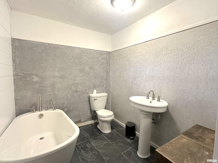 1206 Chautauqua Street, Carbondale, Illinois 62901, 3 Bedrooms Bedrooms, 0 ,2 BathroomsBathrooms,Residential,For Sale,Chautauqua,0,RMAEB460671