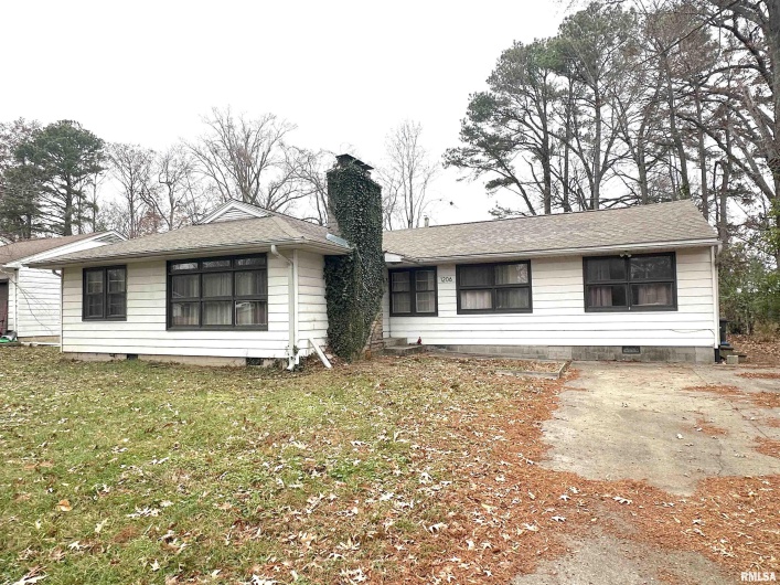 1206 Chautauqua Street, Carbondale, Illinois 62901, 3 Bedrooms Bedrooms, 0 ,2 BathroomsBathrooms,Residential,For Sale,Chautauqua,0,RMAEB460671