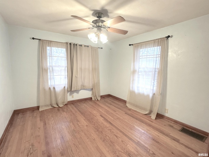 1206 Chautauqua Street, Carbondale, Illinois 62901, 3 Bedrooms Bedrooms, 0 ,2 BathroomsBathrooms,Residential,For Sale,Chautauqua,0,RMAEB460671