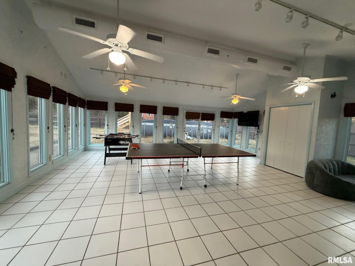 2 PINEWOOD Drive, Carbondale, Illinois 62901, 3 Bedrooms Bedrooms, 0 ,2 BathroomsBathrooms,Residential,For Sale,PINEWOOD,0,RMAQC4269880